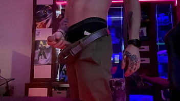 Молодой puppy развлекается со своим членом