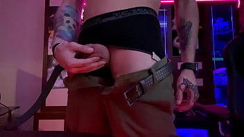 Молодой puppy развлекается со своим членом