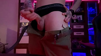 Молодой puppy развлекается со своим членом