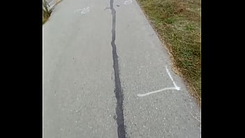 Mujer caliente se sorprende por mi bulto