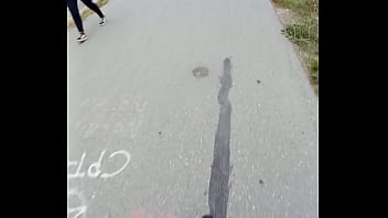 Mujer caliente se sorprende por mi bulto