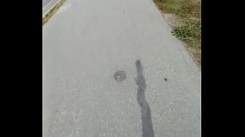 Mujer caliente se sorprende por mi bulto