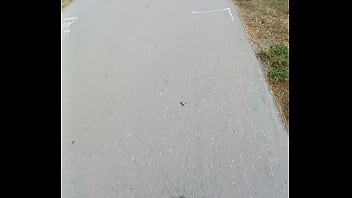 Mujer caliente se sorprende por mi bulto