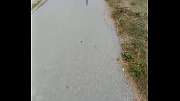 Mujer caliente se sorprende por mi bulto