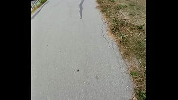 Mujer caliente se sorprende por mi bulto