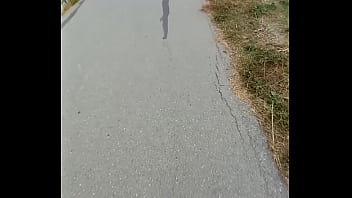 Mujer caliente se sorprende por mi bulto