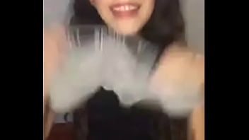 Putita latina pidiendo verga en puros calzoncitos