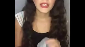 Putita latina pidiendo verga en puros calzoncitos