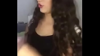 Putita latina pidiendo verga en puros calzoncitos