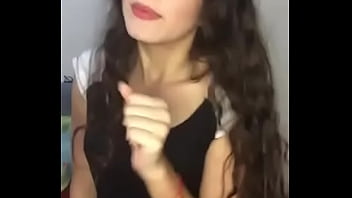 Putita latina pidiendo verga en puros calzoncitos