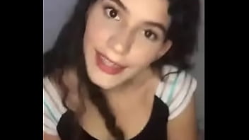 Putita latina pidiendo verga en puros calzoncitos