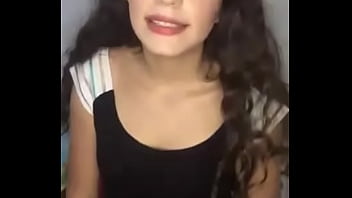 Putita latina pidiendo verga en puros calzoncitos