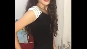 Putita latina pidiendo verga en puros calzoncitos