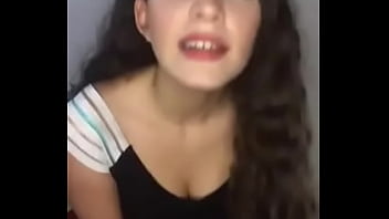 Putita latina pidiendo verga en puros calzoncitos