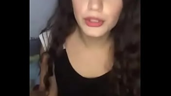 Putita latina pidiendo verga en puros calzoncitos