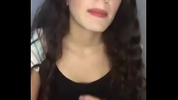 Putita latina pidiendo verga en puros calzoncitos