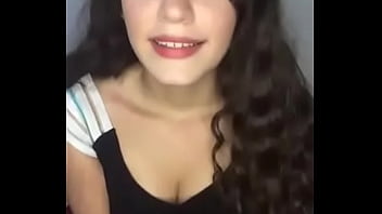 Putita latina pidiendo verga en puros calzoncitos