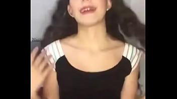 Putita latina pidiendo verga en puros calzoncitos