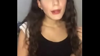 Putita latina pidiendo verga en puros calzoncitos