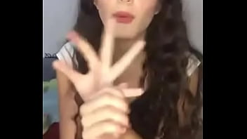 Putita latina pidiendo verga en puros calzoncitos