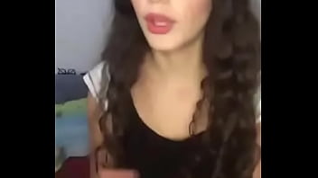 Putita latina pidiendo verga en puros calzoncitos