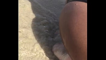 En la playa con mis nalgas en tierra