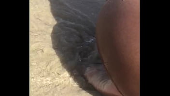 En la playa con mis nalgas en tierra