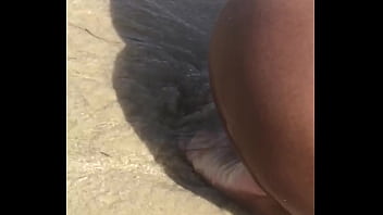 En la playa con mis nalgas en tierra