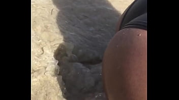 En la playa con mis nalgas en tierra