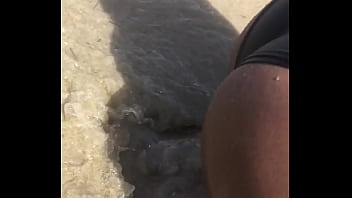 En la playa con mis nalgas en tierra