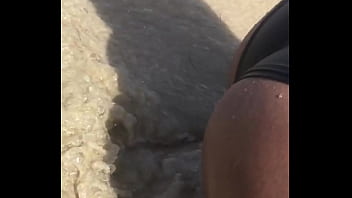 En la playa con mis nalgas en tierra