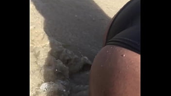 En la playa con mis nalgas en tierra