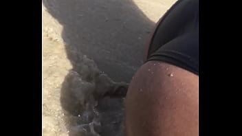 En la playa con mis nalgas en tierra