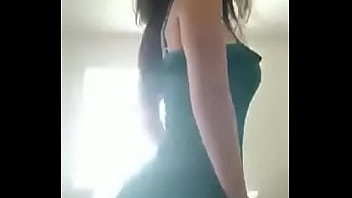 Gostosa rebolando a bunda toda nua