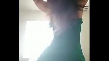 Gostosa rebolando a bunda toda nua