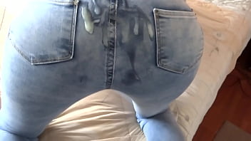 I raise my jeans to receive big cumshots on my ass stepson is happy doing it