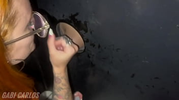 Meu marido levou eu e minha amiga no gloryhole para chupar e dar bem gostoso para os dotados