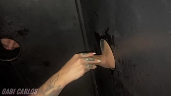 Meu marido levou eu e minha amiga no gloryhole para chupar e dar bem gostoso para os dotados
