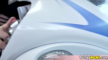 Golddigger milf gets her pussy filled