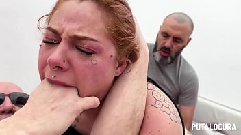 Putalocura trío con bofetadas y garganta profunda de milf espectacular angie babydoll
