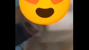 Marquei minha mulher mijando nela inteira até escorrer no corpo todo