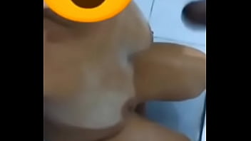 Marquei minha mulher mijando nela inteira até escorrer no corpo todo