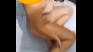 Marquei minha mulher mijando nela inteira até escorrer no corpo todo