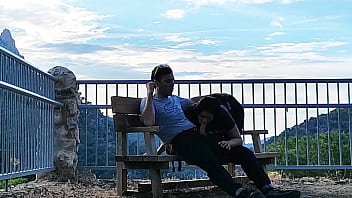 Se la chupo al desconocido en la montaña