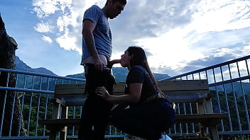 Se la chupo al desconocido en la montaña