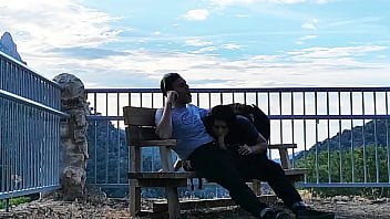 Se la chupo al desconocido en la montaña