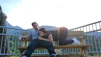 Se la chupo al desconocido en la montaña