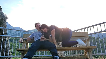 Se la chupo al desconocido en la montaña