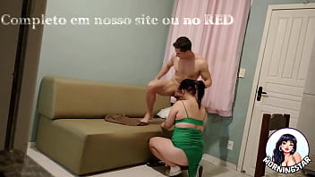 Meu marido saiu para o trabalho e eu convidei o vizinho para me fuder na sala da minha casa