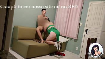 Meu marido saiu para o trabalho e eu convidei o vizinho para me fuder na sala da minha casa
